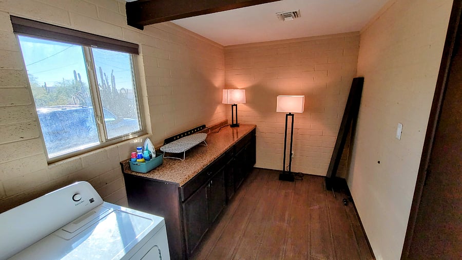 Full laundry & storage room