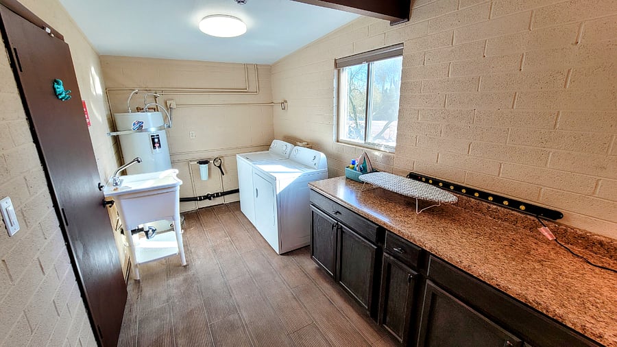 Full laundry & storage room