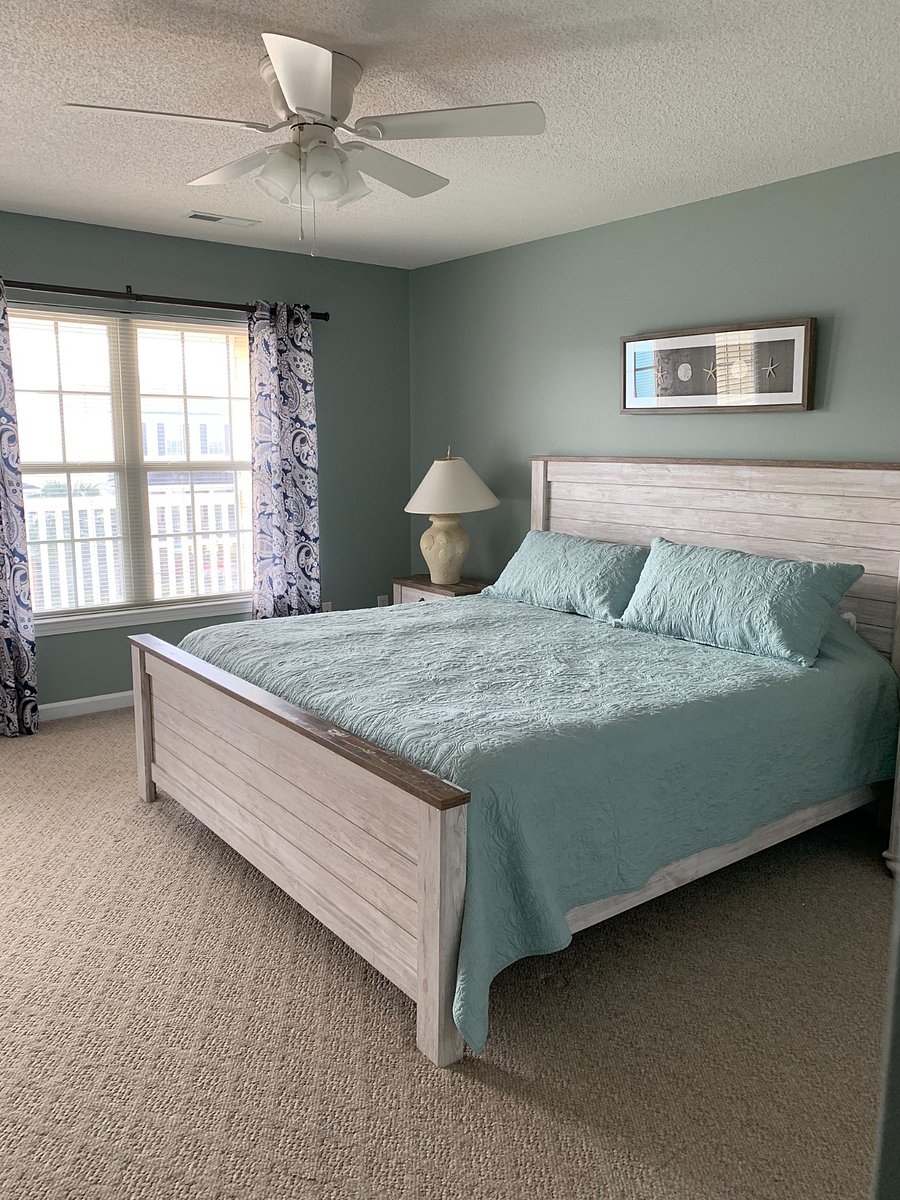 Master bedroom, king bed
