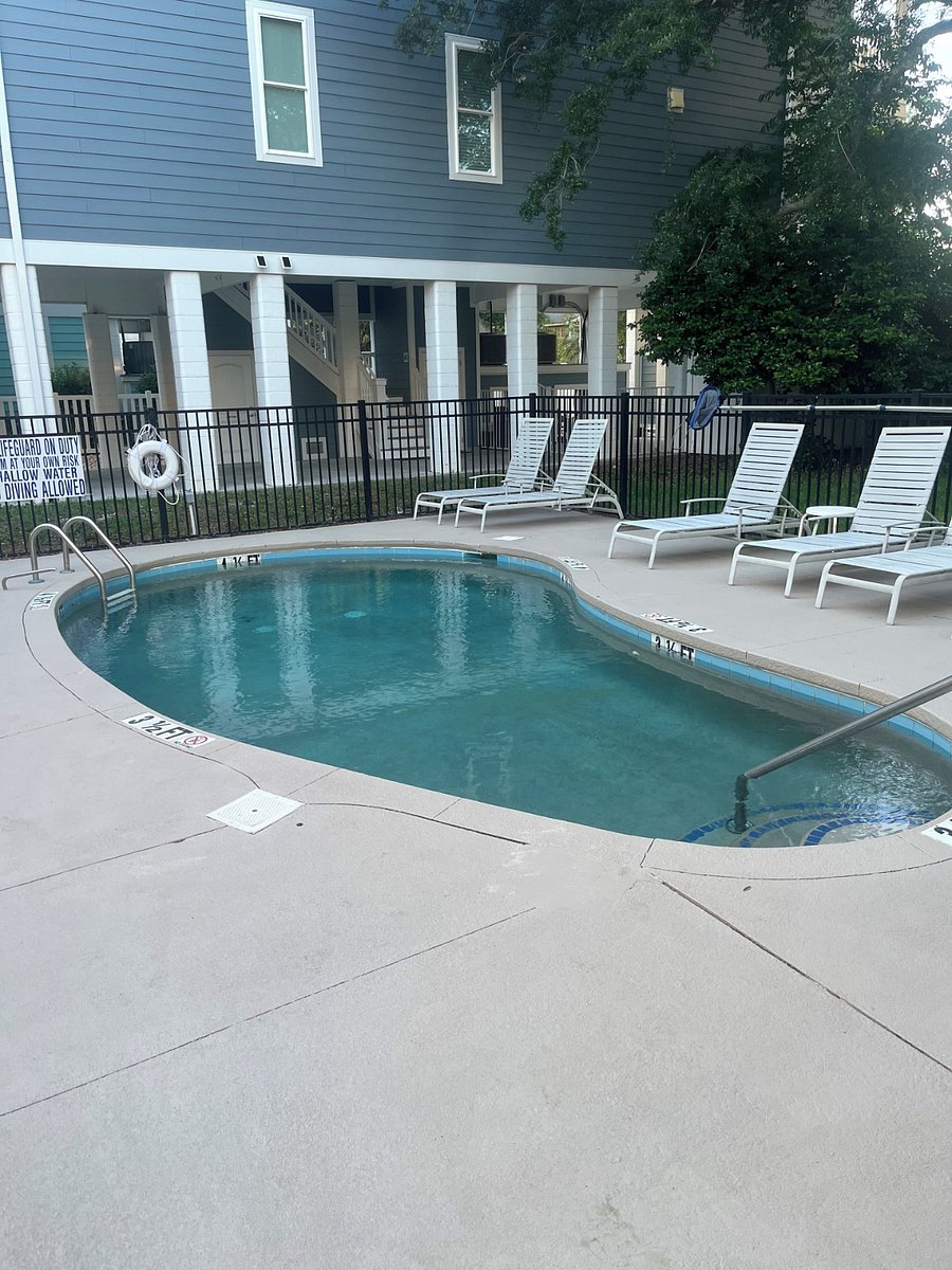 Pool, open from April 15 to September 30.