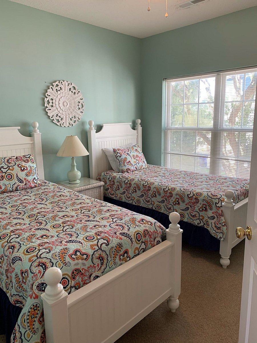 first floor bedroom, two twin beds