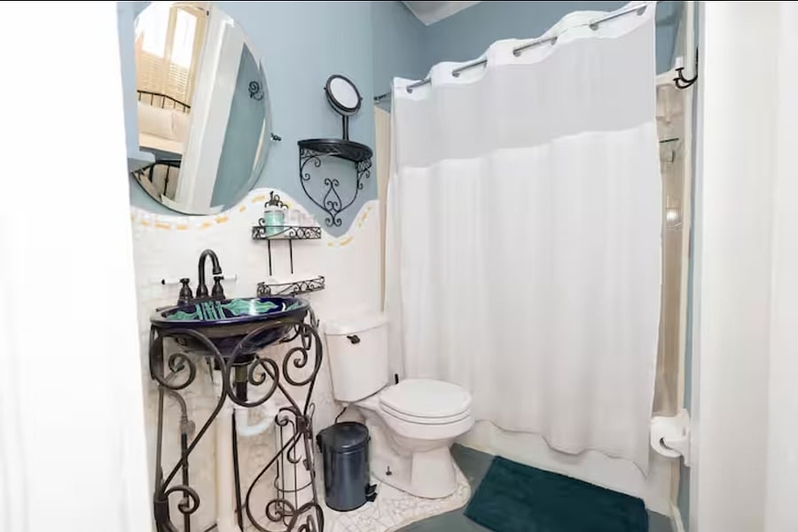 Bathroom with tub/shower