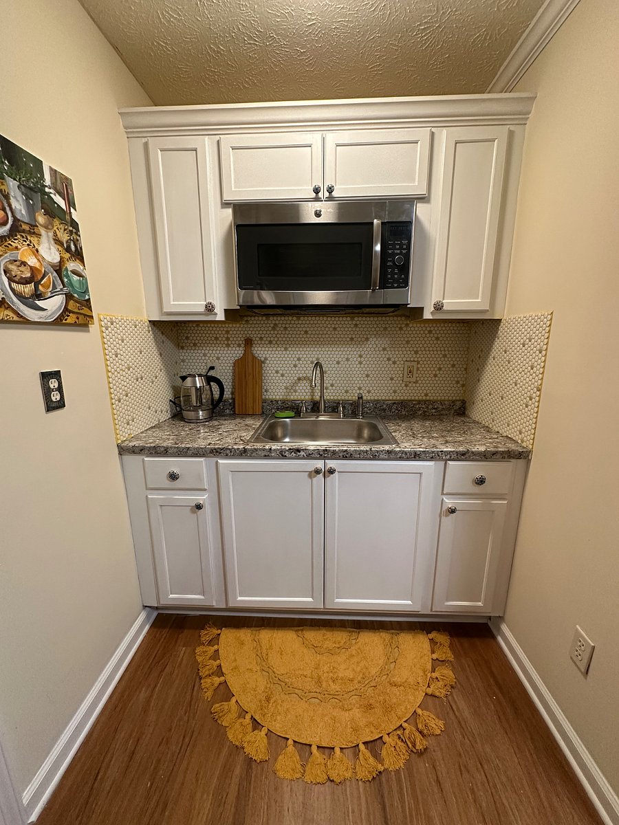 Useable kitchenette with everything you need for quick and convenient meals.