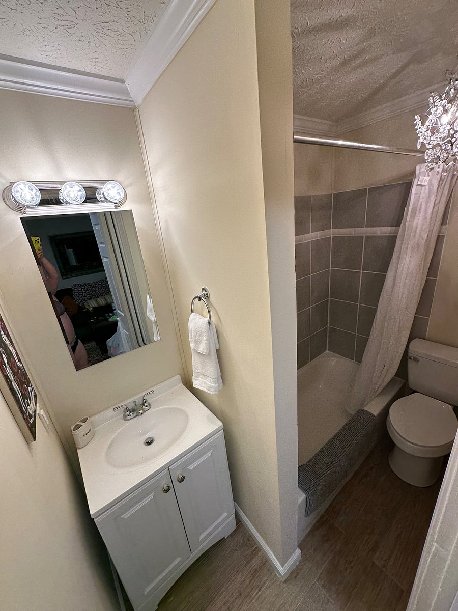 Full size bath tub.