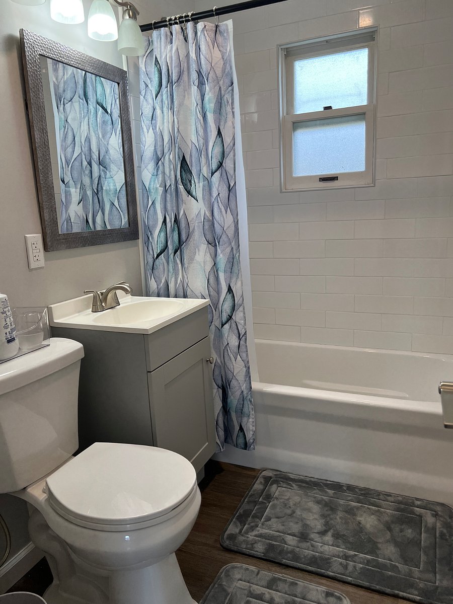 Full Bathroom 1with tub and shower combo