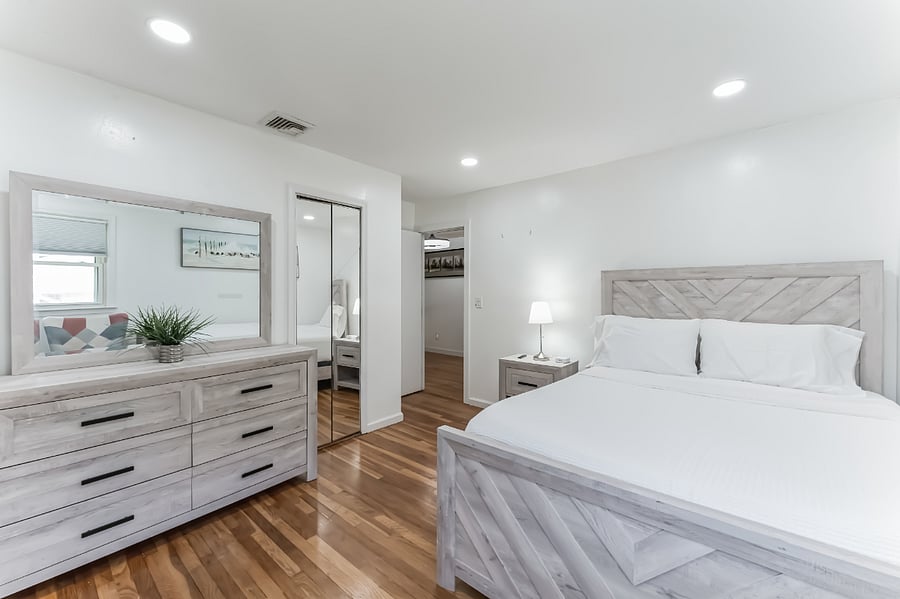Second bedroom with queens bed