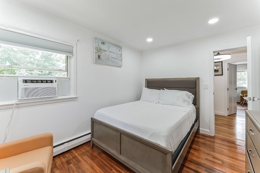 Second bedroom with queens bed