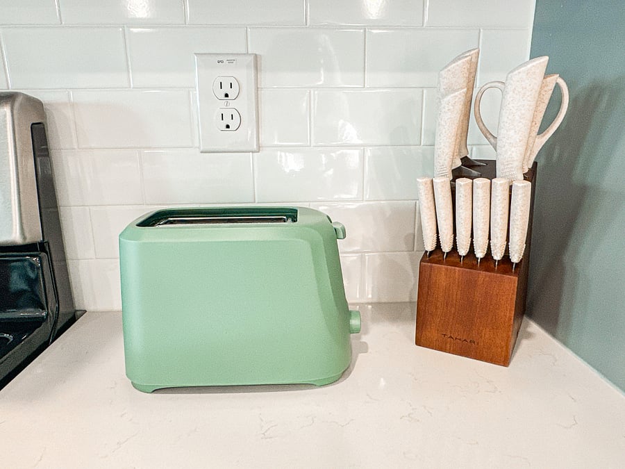 Our kitchen is equipped with a toaster for quick and easy breakfasts, plus a high-quality knife set for all your cooking needs.
