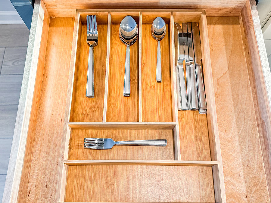 Our kitchen comes equipped with high-quality silverware, including knives, forks, spoons, and more, for all your dining needs.
