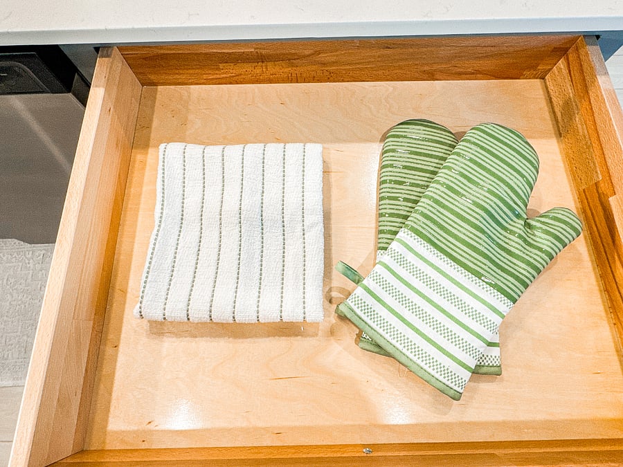 Weve provided comfortable and heat-resistant oven mitts to protect your hands while you bake, roast, or cook your favorite meals.
