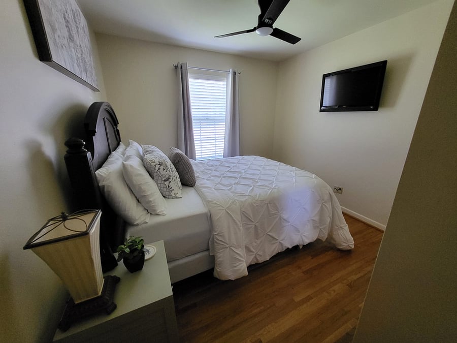 3rd bedroom with queen size bed, 42' in  Smart TV and ceiling fan