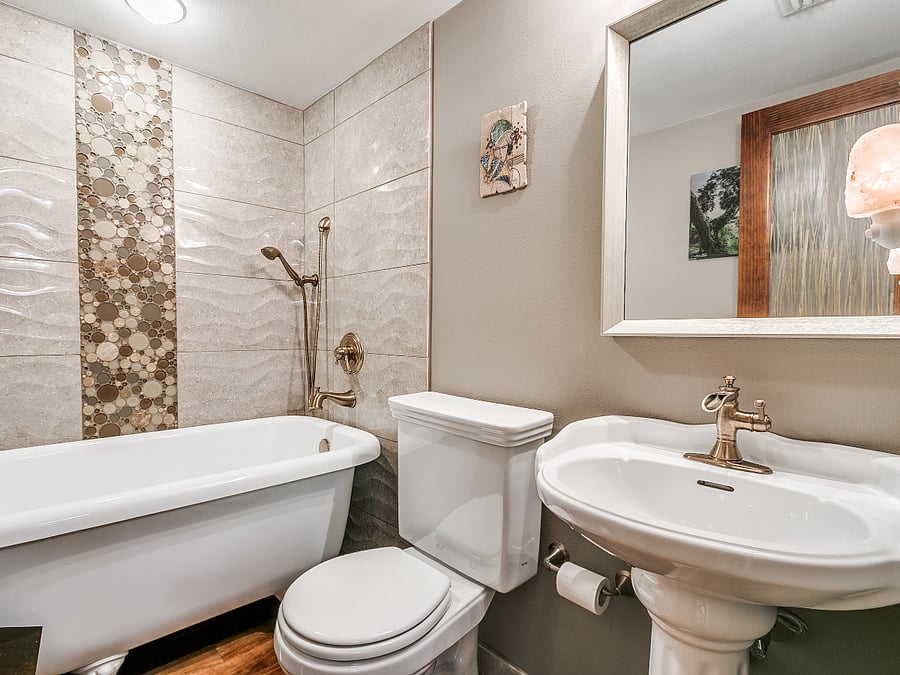 Main en-suite bath
