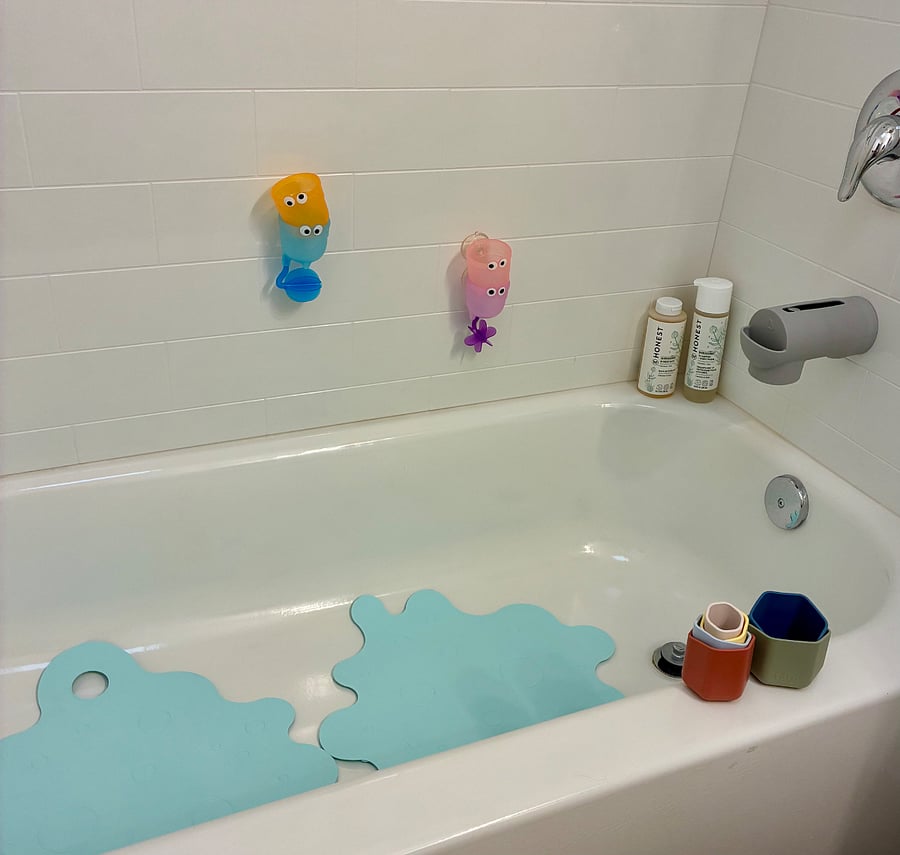 Optional kid accessories for the tub