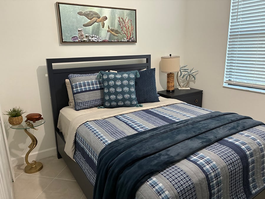 Guest room with queen bed