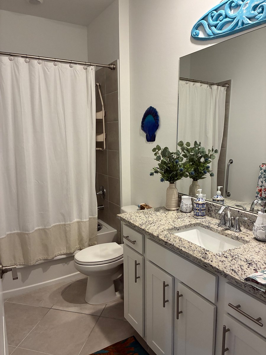 Second bathroom with tub