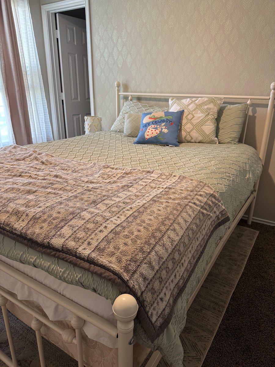 Queen size bed in 2nd bedroom