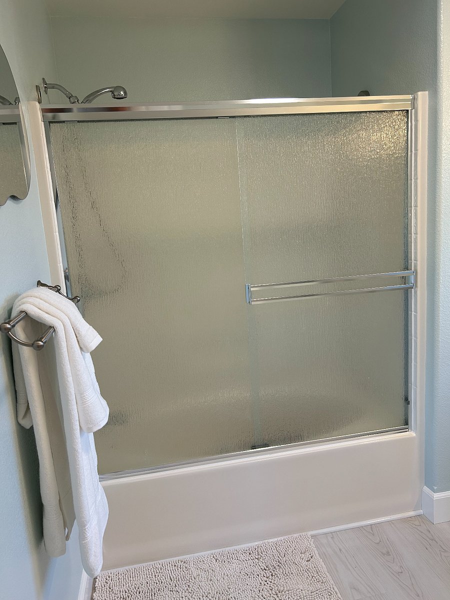 Shower/Tub w Privacy Sliding Glass Doors