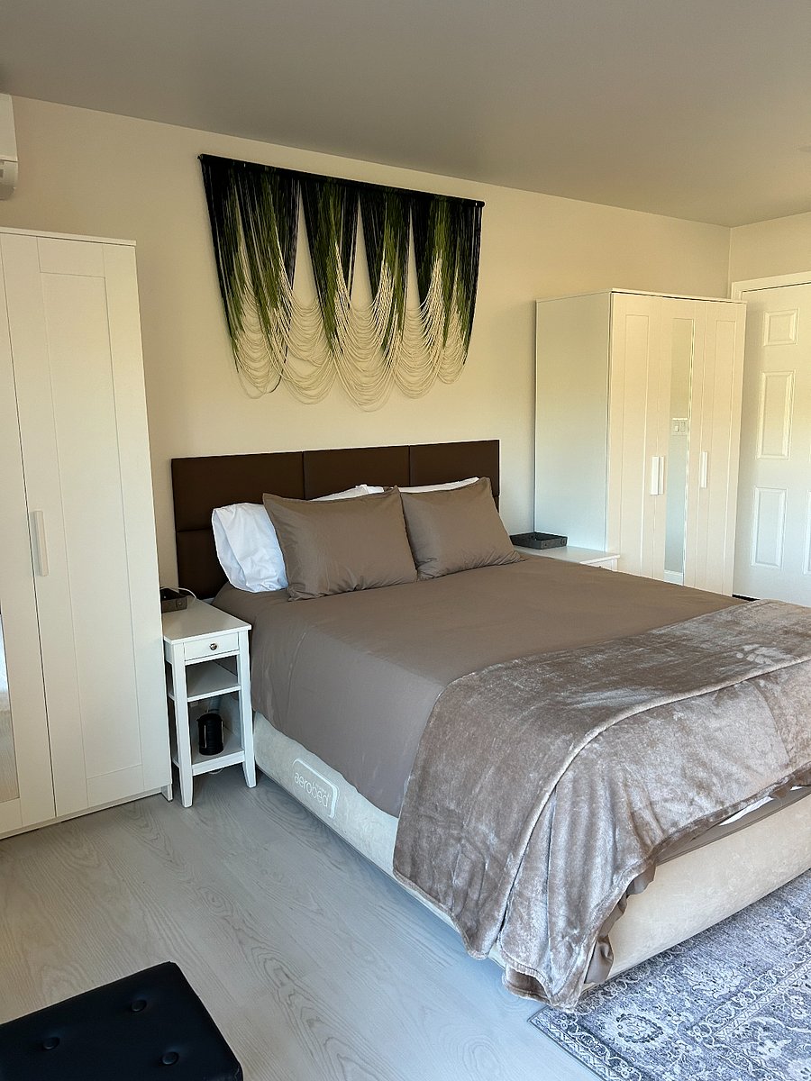 Full Height Queen Deluxe AeroBed w Remote Control for 7 Comfort Adjustments from Soft to Firm, 2 Wardrobes w 20 Hangers w Pant Clips n Shoulder Shapers
