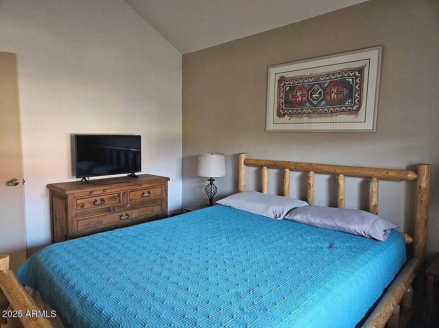 Second bedroom with queen size bed