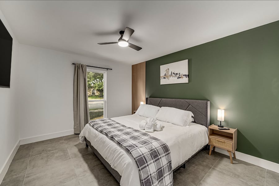 The Green Room - Spacious Guest bedroom with a King size bed and brand new linen.