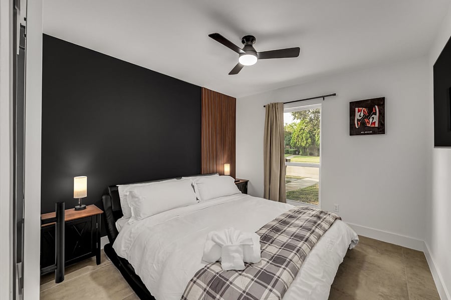 The Black Room - Spacious Guest bedroom with a King size bed and brand new linen.
