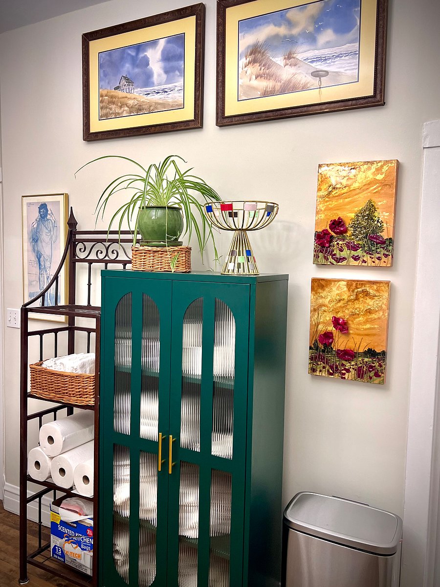 Kitchen
Opposite the sink and dishwasher are storage for sheets and towels and toiletries. In addition, the wrought iron shelf also contains useful kitchen items. The trash can's replacement bags are under the sink. In the other kitchen photo I've shared more about taking out the trash.