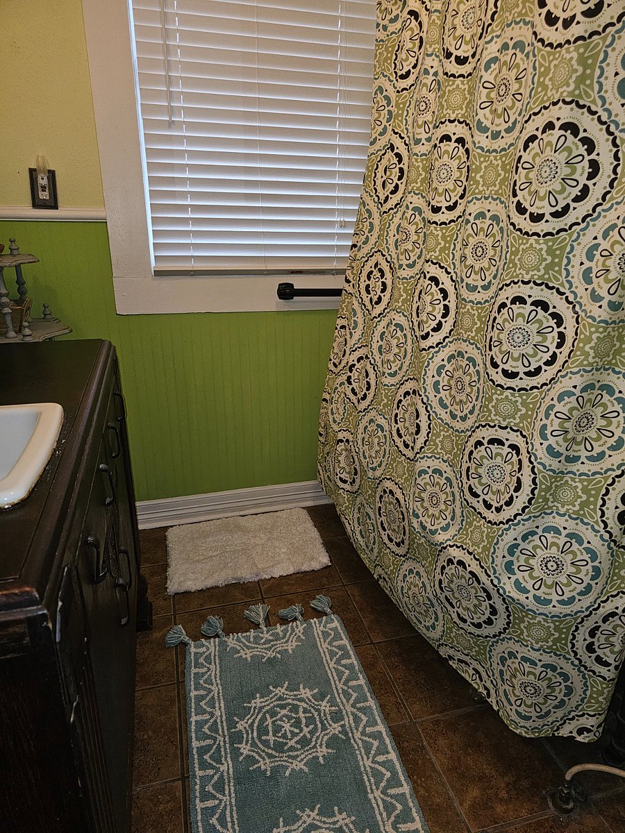 Clawfoot bathtub with shower