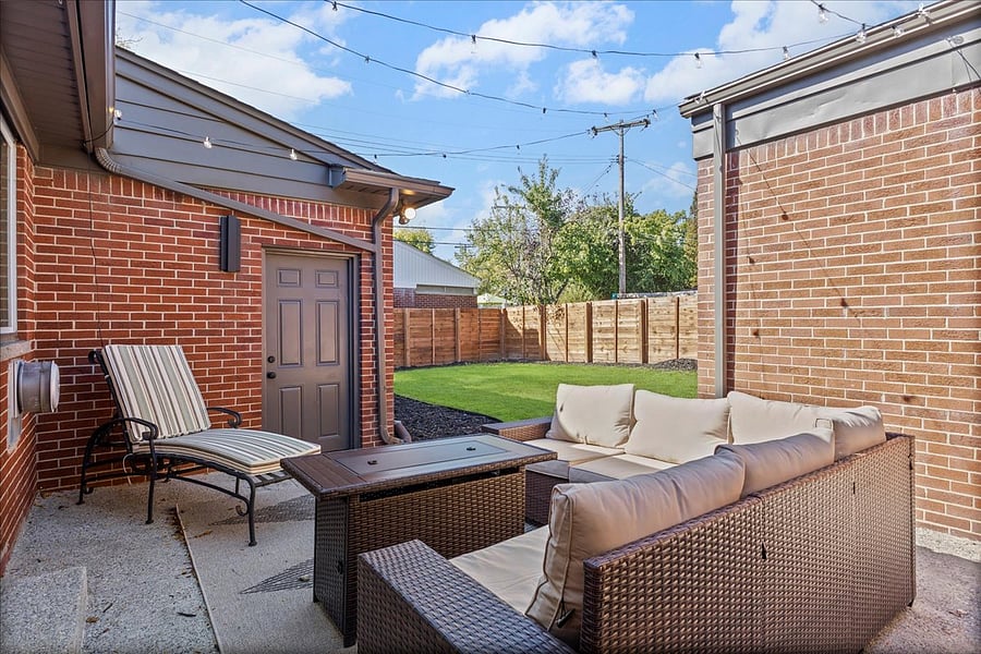 The chaise lounge can be kept in the shade or moved into the sunshine!