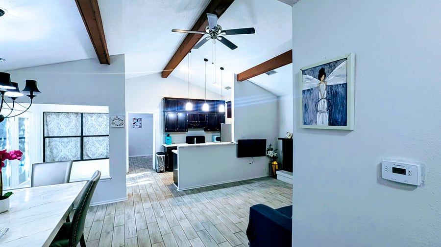 Front entry to livingroom & kitchen area