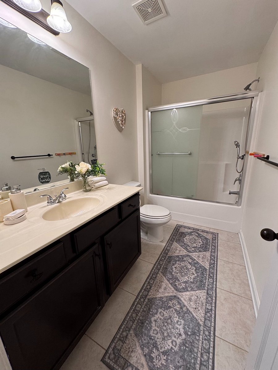 Guest bathroom (2nd floor)
