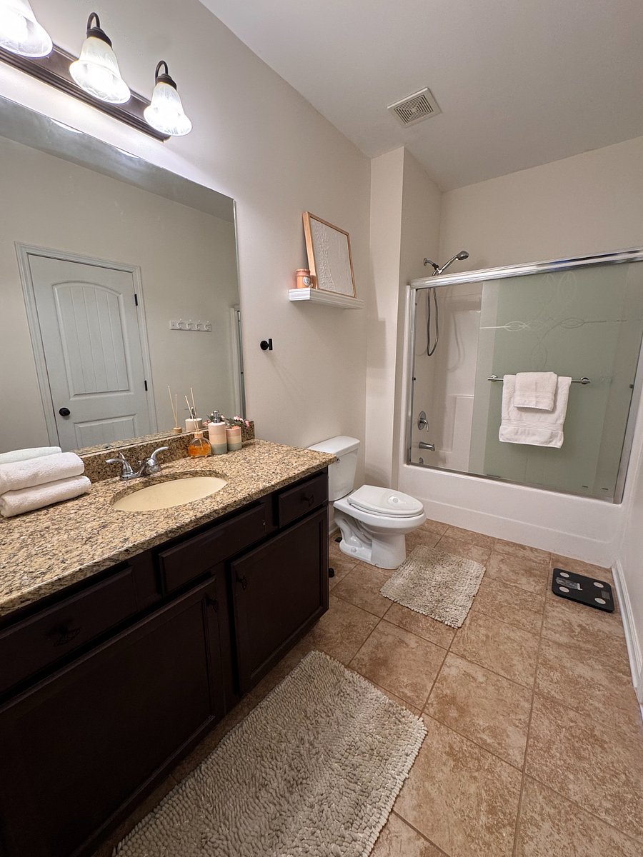 Suit bathroom (1st floor)