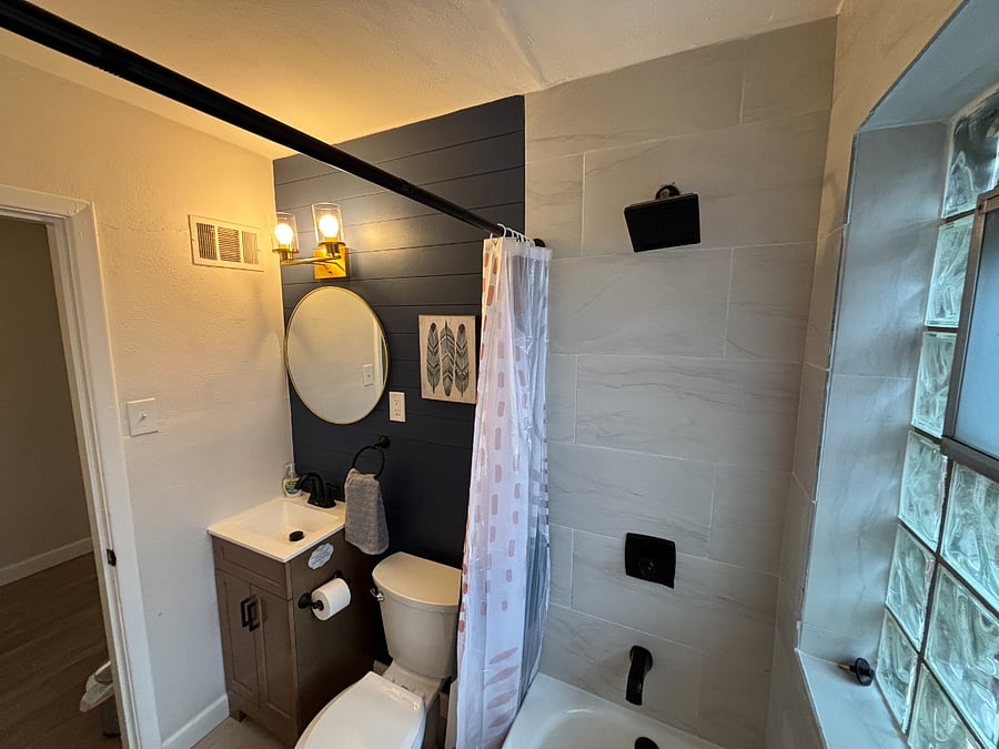 Modern bathroom with tub/shower combo