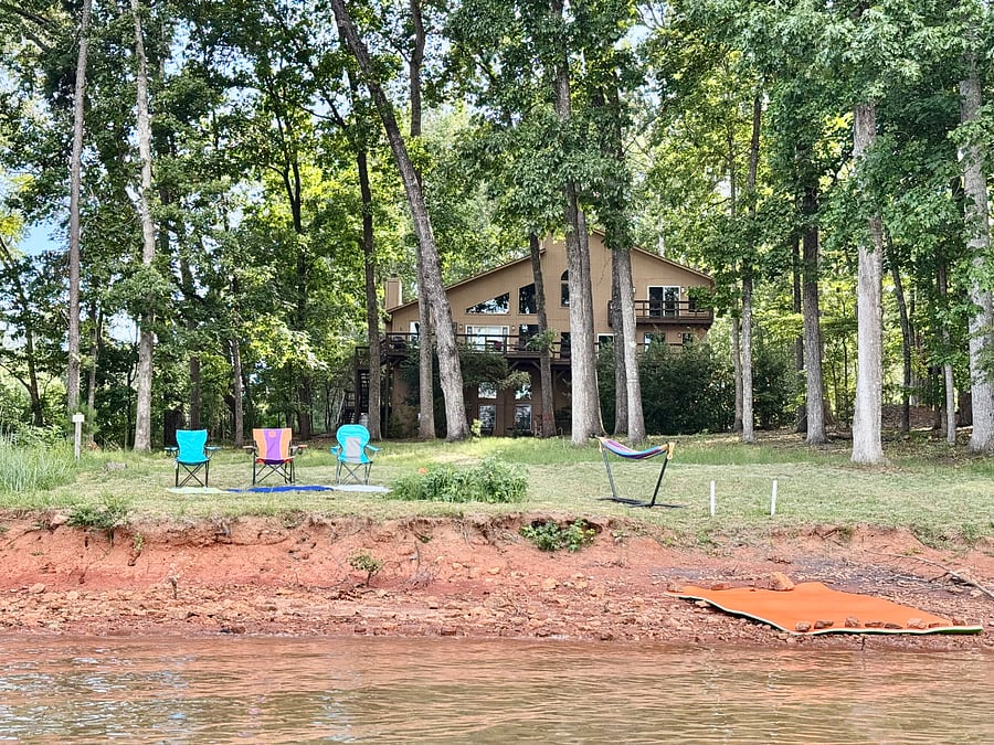 Easy access to lake, various floating devices available 