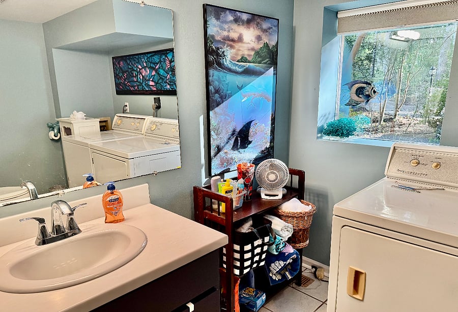 Ocean theme, window, small portable fan 