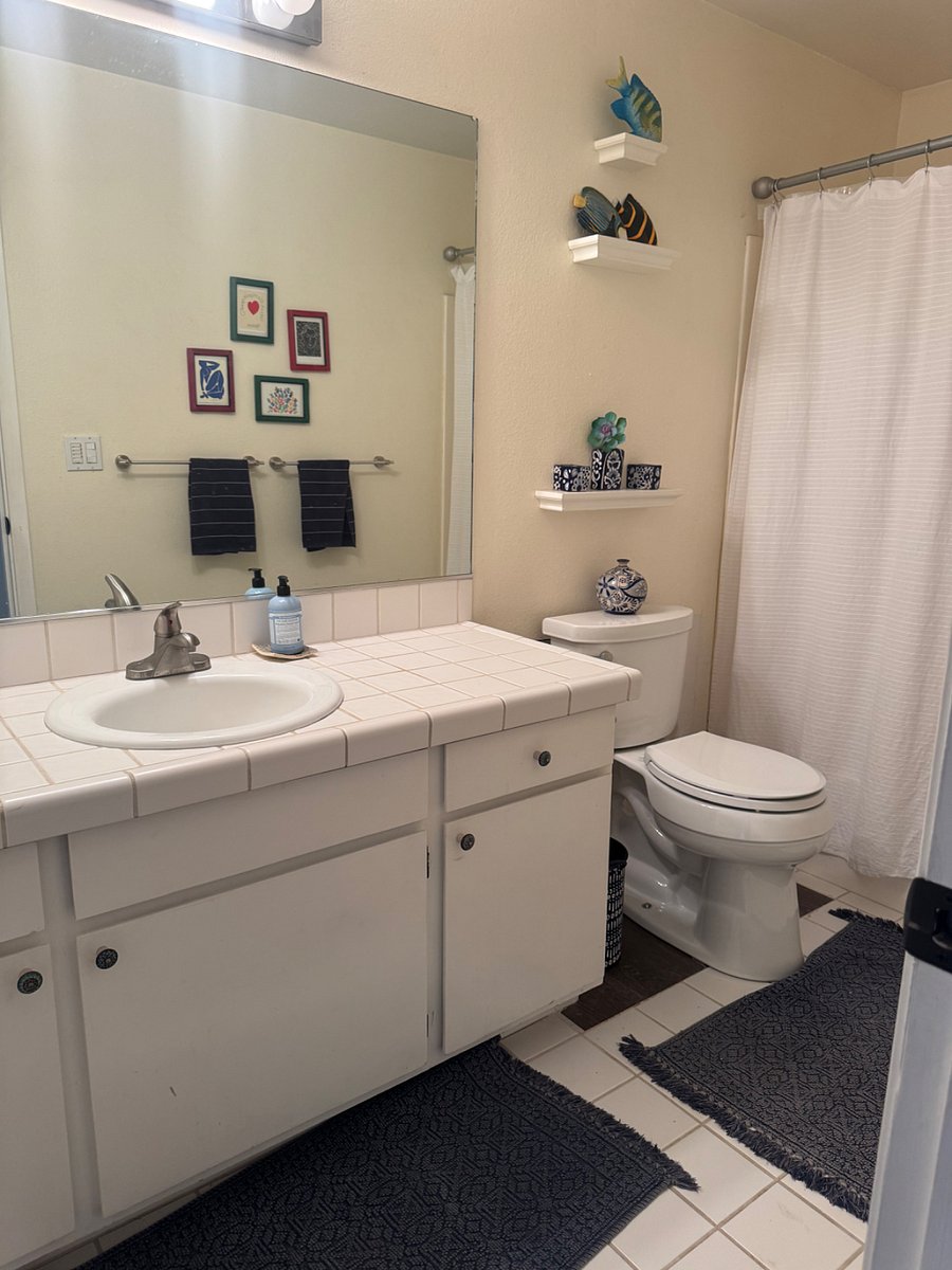 2nd bathroom with shower/tub combo.