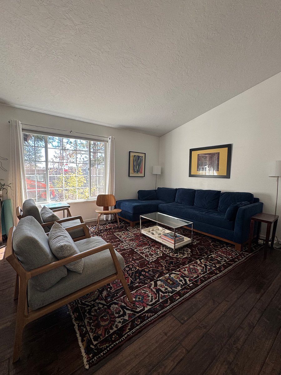 Spacious and light living room with comfy furniture.