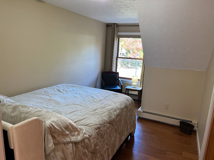 Bedroom 2- Queen bed