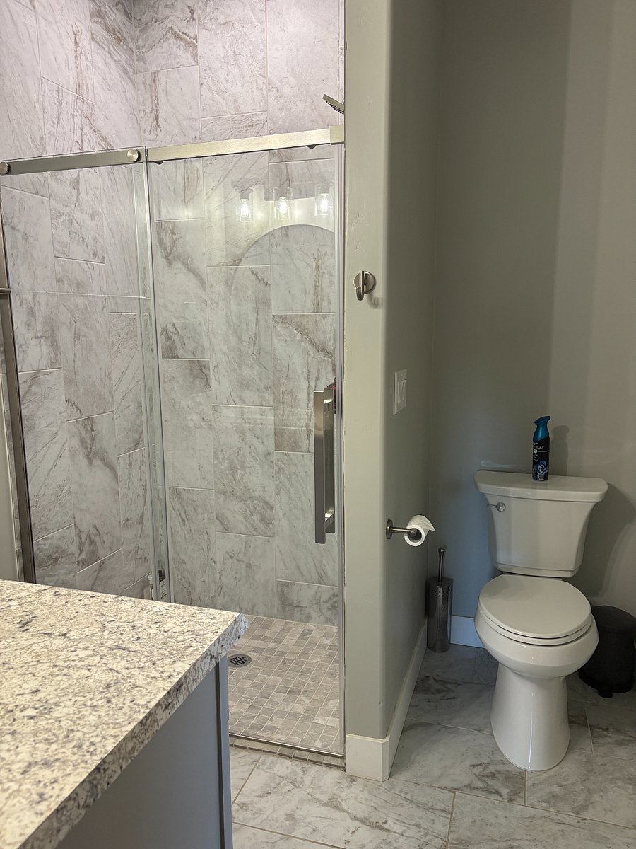 Guest en suite walk in shower