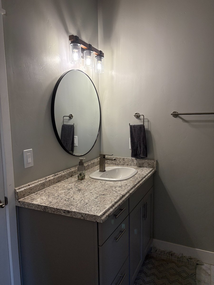Guest en suite bathroom