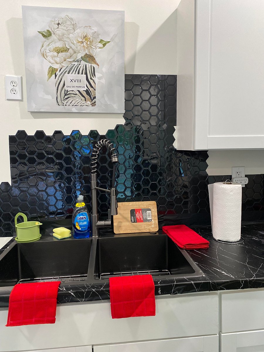 DEEP SINK WITH DRAIN RACKS