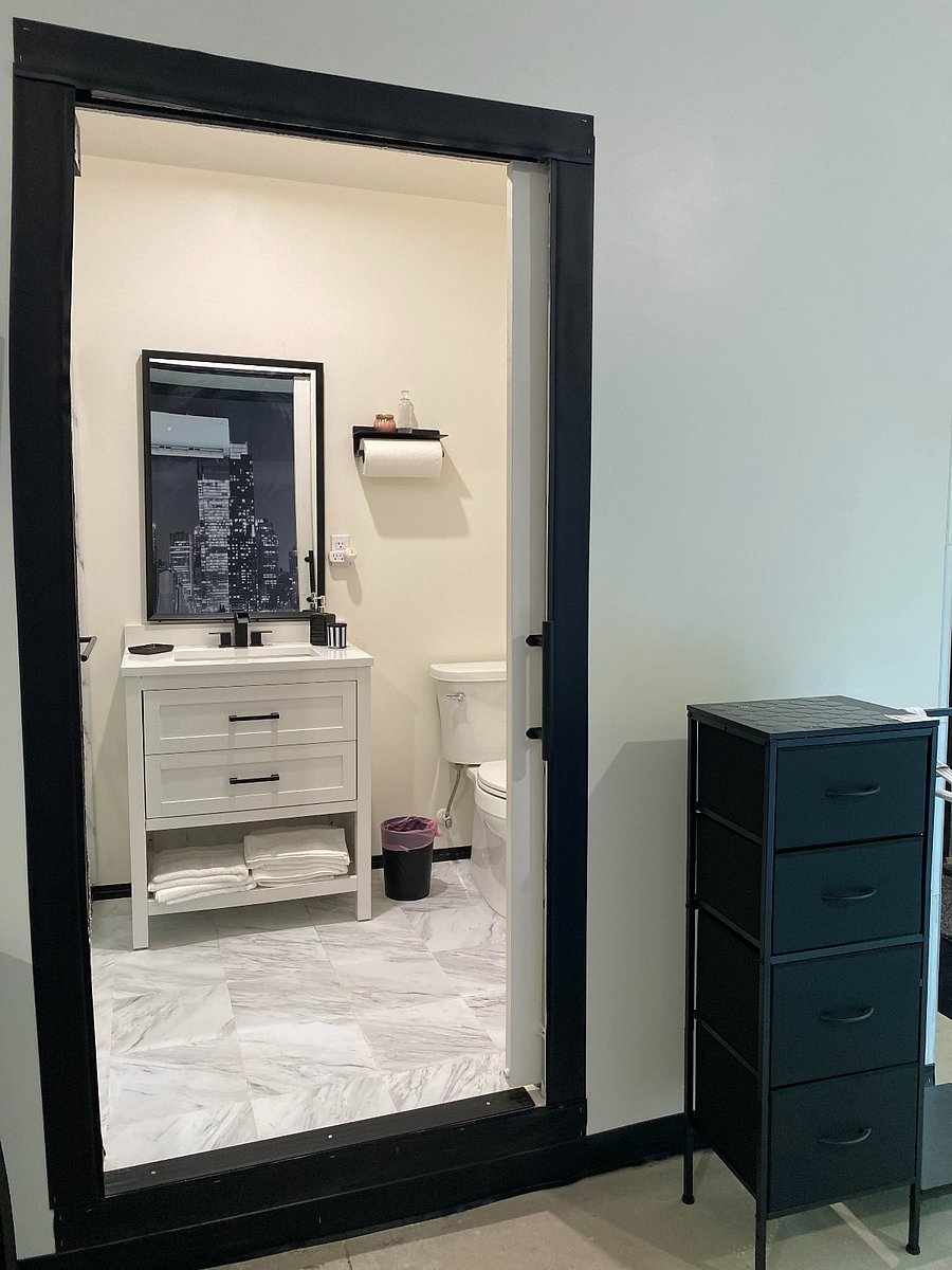POCKET DOOR 

BATH 
*MATS
*BODY TOWELS
*FACE TOWELS