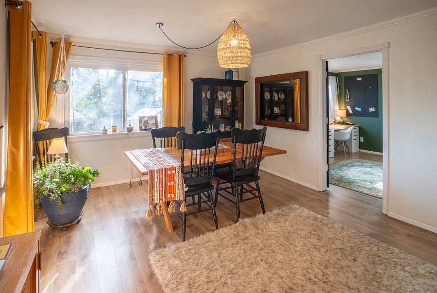 Dinning room with Mountain Views