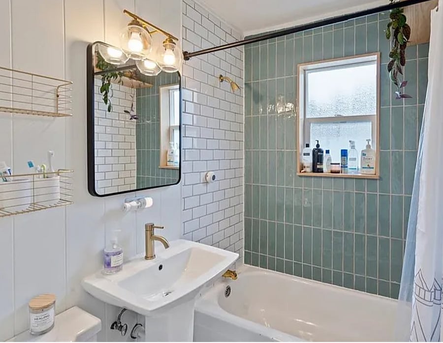 Second Bathroom with bathtub/shower