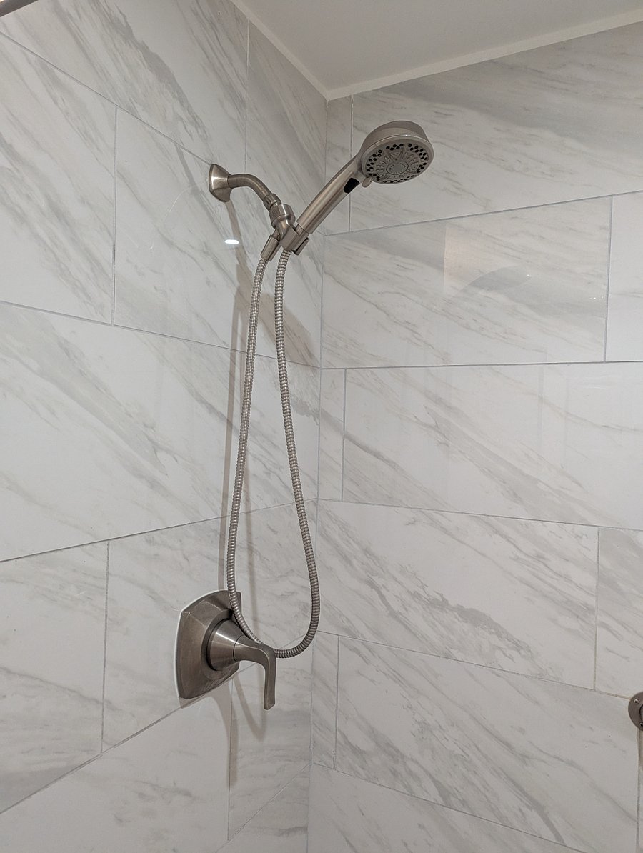 Shower head with multiple setting to fit your needs.