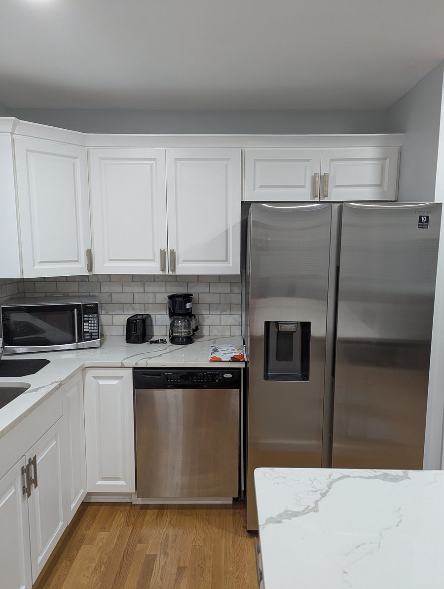 Refrigerator has ice maker and filtered water machine. Microwave, toaster oven and coffer maker for your convenience.