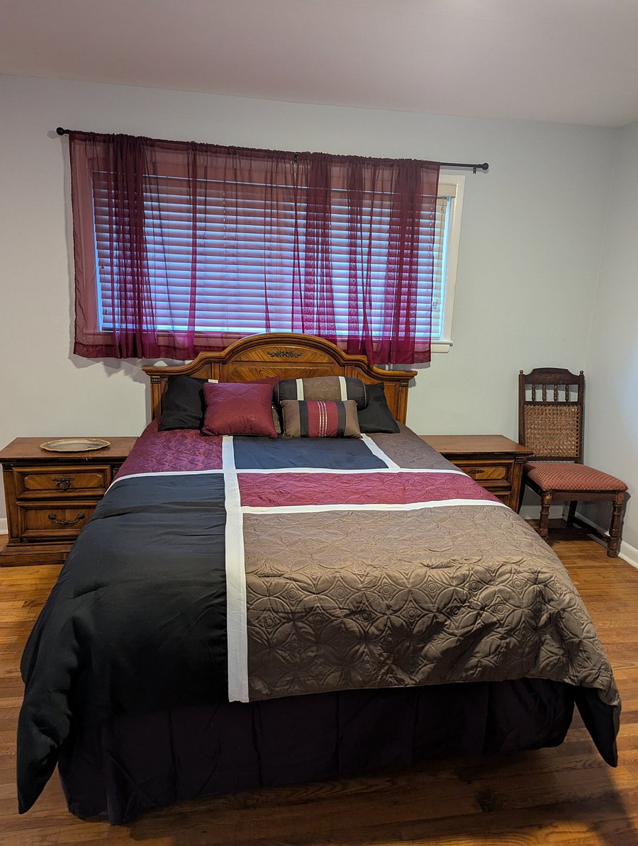 Master bedroom: Queen sized bed with 2 night tables.