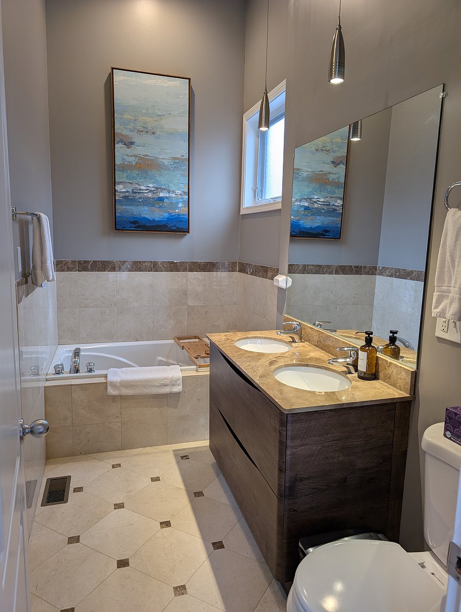 Primary bathroom - en suite