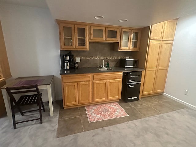 Kitchenette supplied with coffee maker, microwave, glasses and dishes, etc.