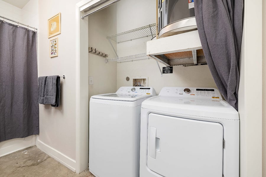 Second/Guest Bath
Tub/Shower combo, large vanity, washer and dryer