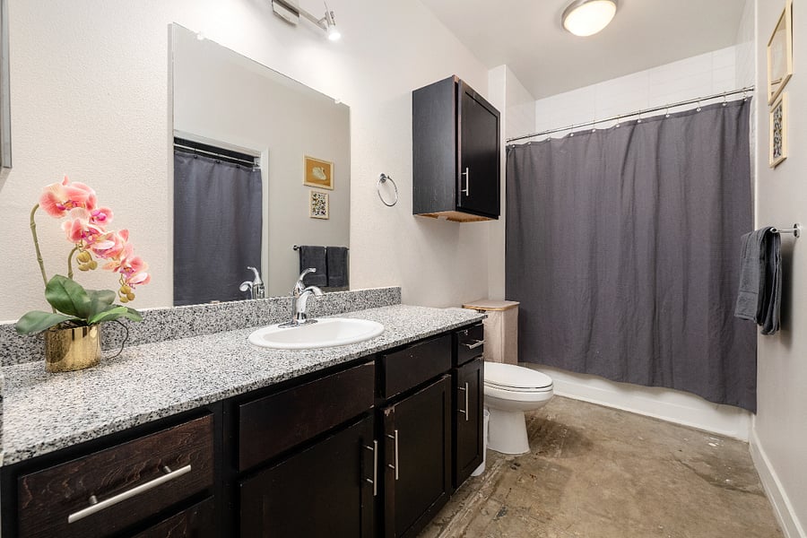 Second/Guest Bath
Tub/Shower combo, large vanity, washer and dryer